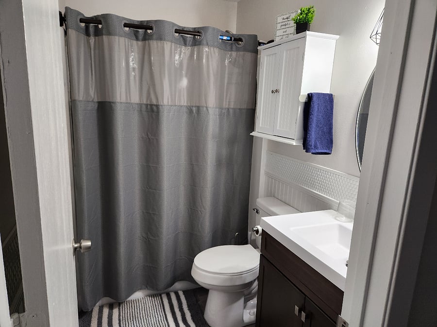 King bedroom - bathroom. Full tub/shower. All linens provided.