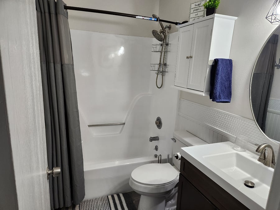 King bedroom - bathroom. Full tub/shower. All linens provided.