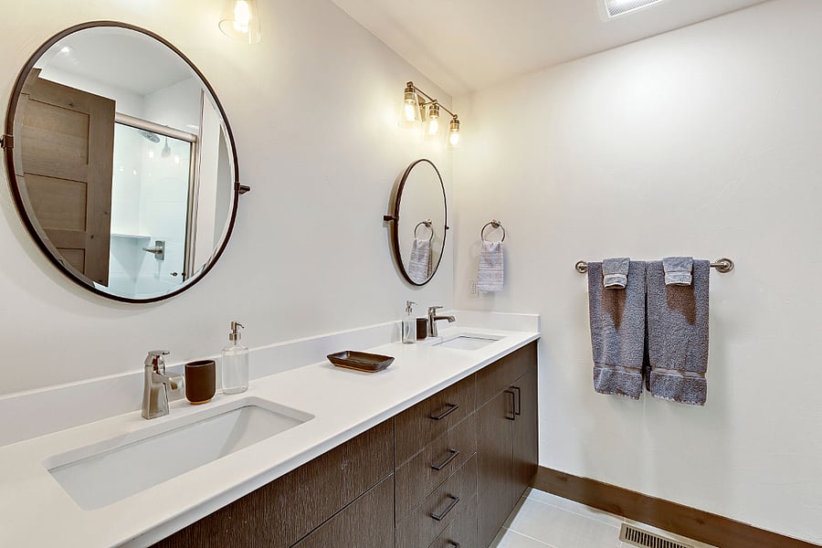Master en-suite bathroom.