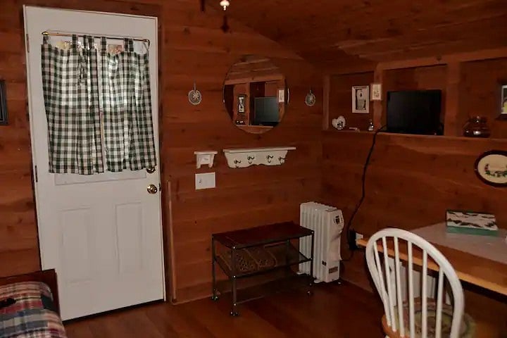 Looking toward Inside of entry door: Bench/luggage & shoe rack, coat/purse rack, radiant heater, TV w /HD antenna, Roku in guest mode.
This is a non-smoking/vaping property & unit.
"Everything I needed for comfort while I wrote my book."