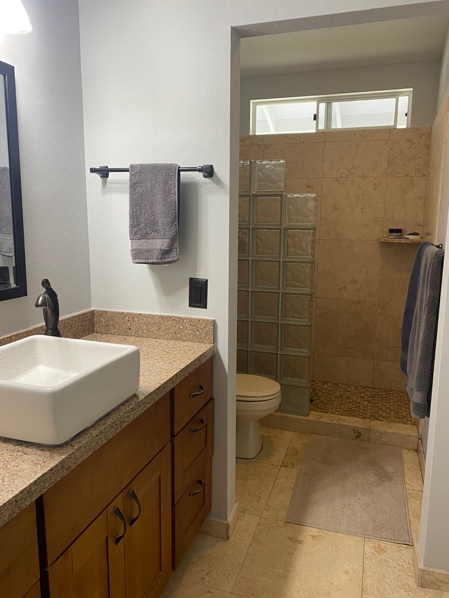 Main bedroom en suite bathroom