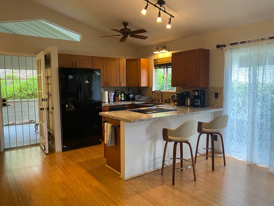 Kitchen with breakfast bar