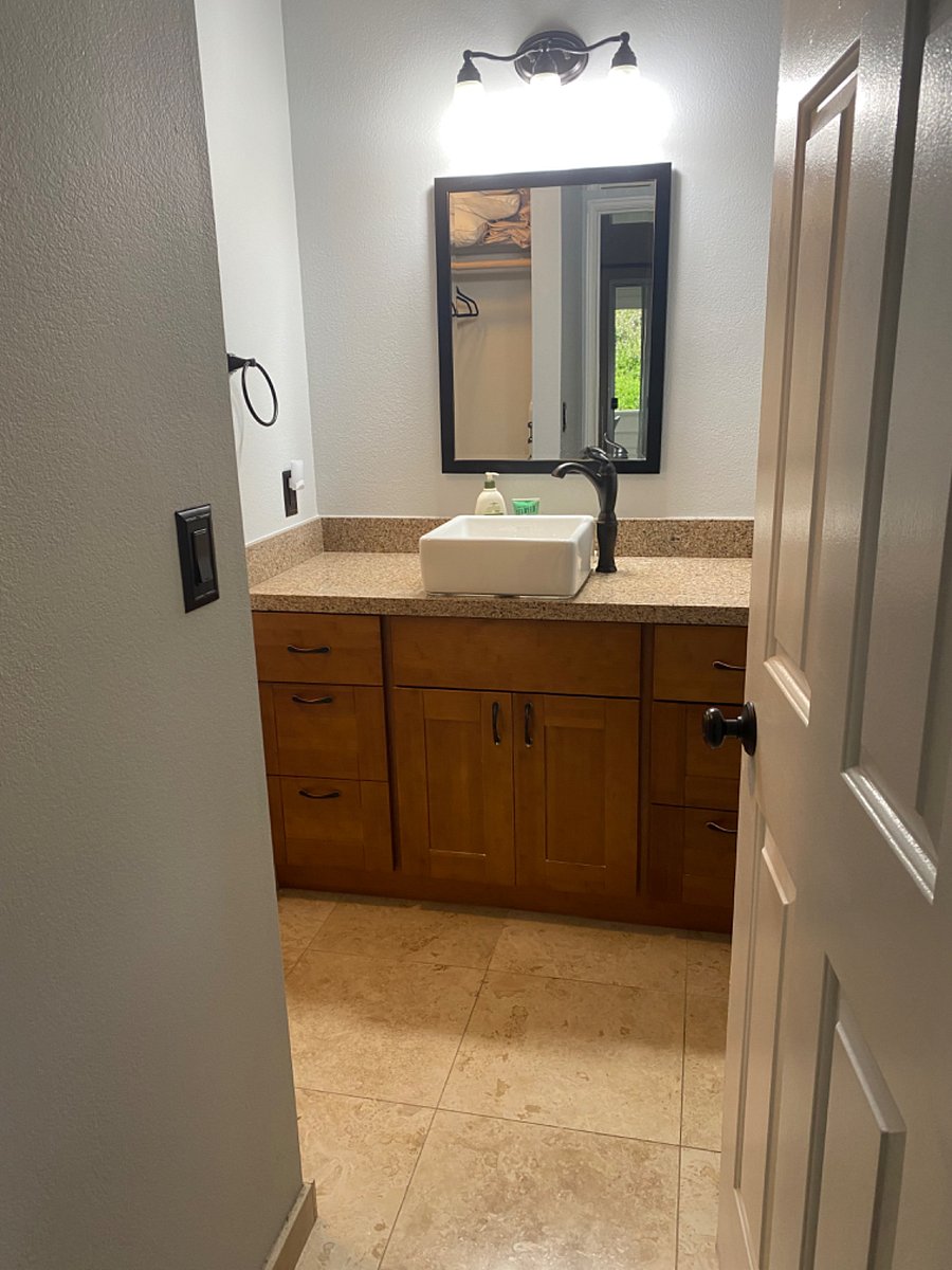 Main bedroom en suite bathroom