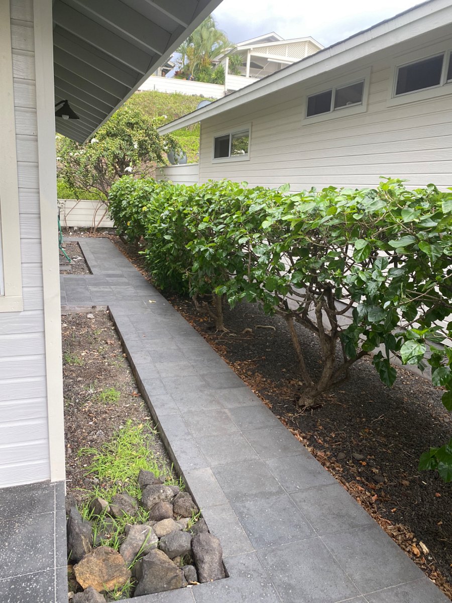 Side access from front lanai to back lanai
