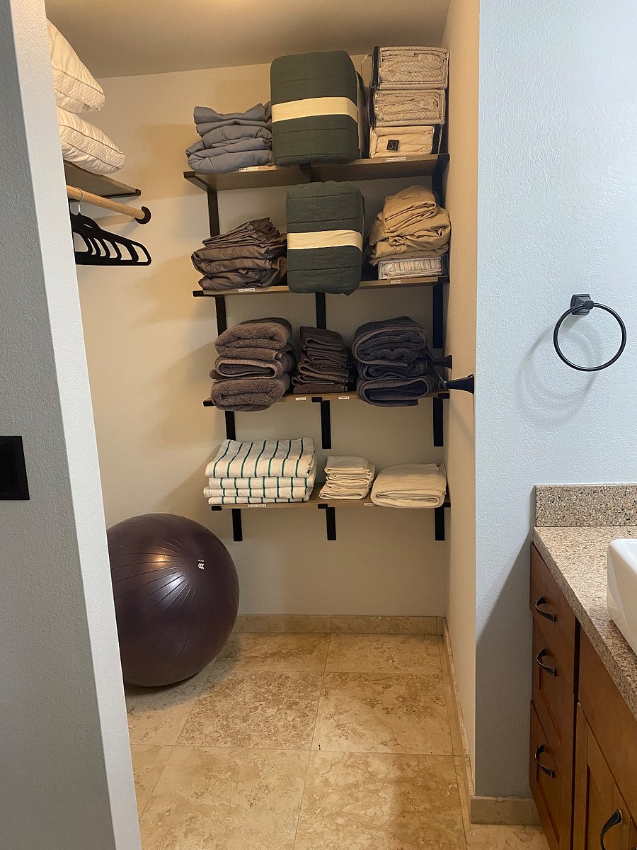 Storage nook in main bathroom en suite