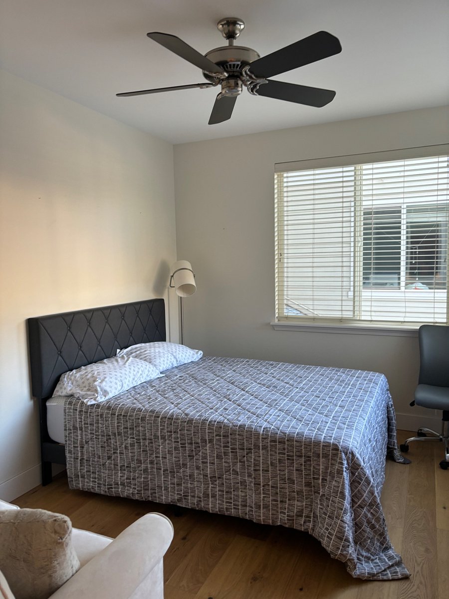 New queen mattresss and new linens 