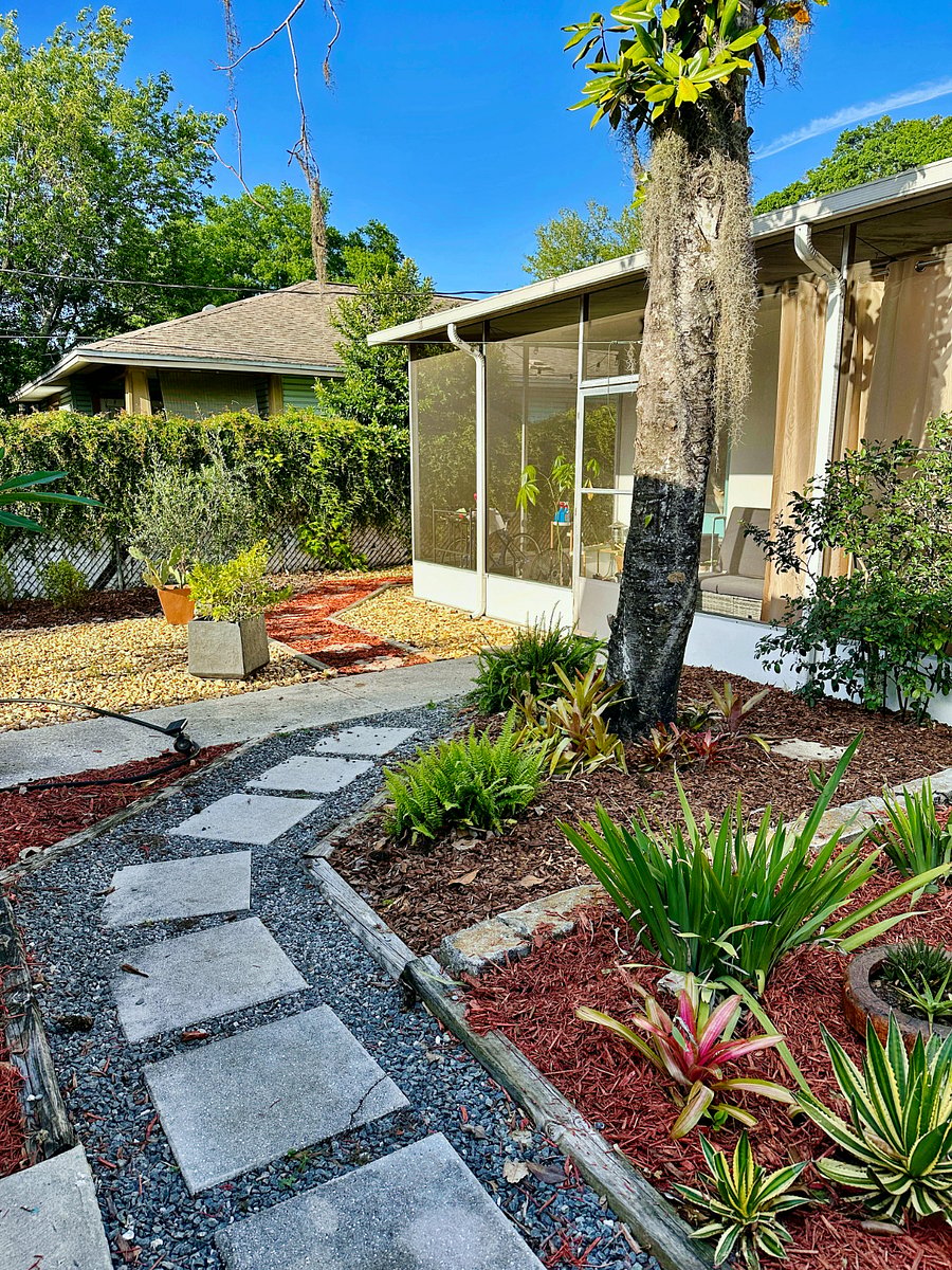 Back screened in porch and private fenced backyard. Backyard is shared with tenant in 'casita'