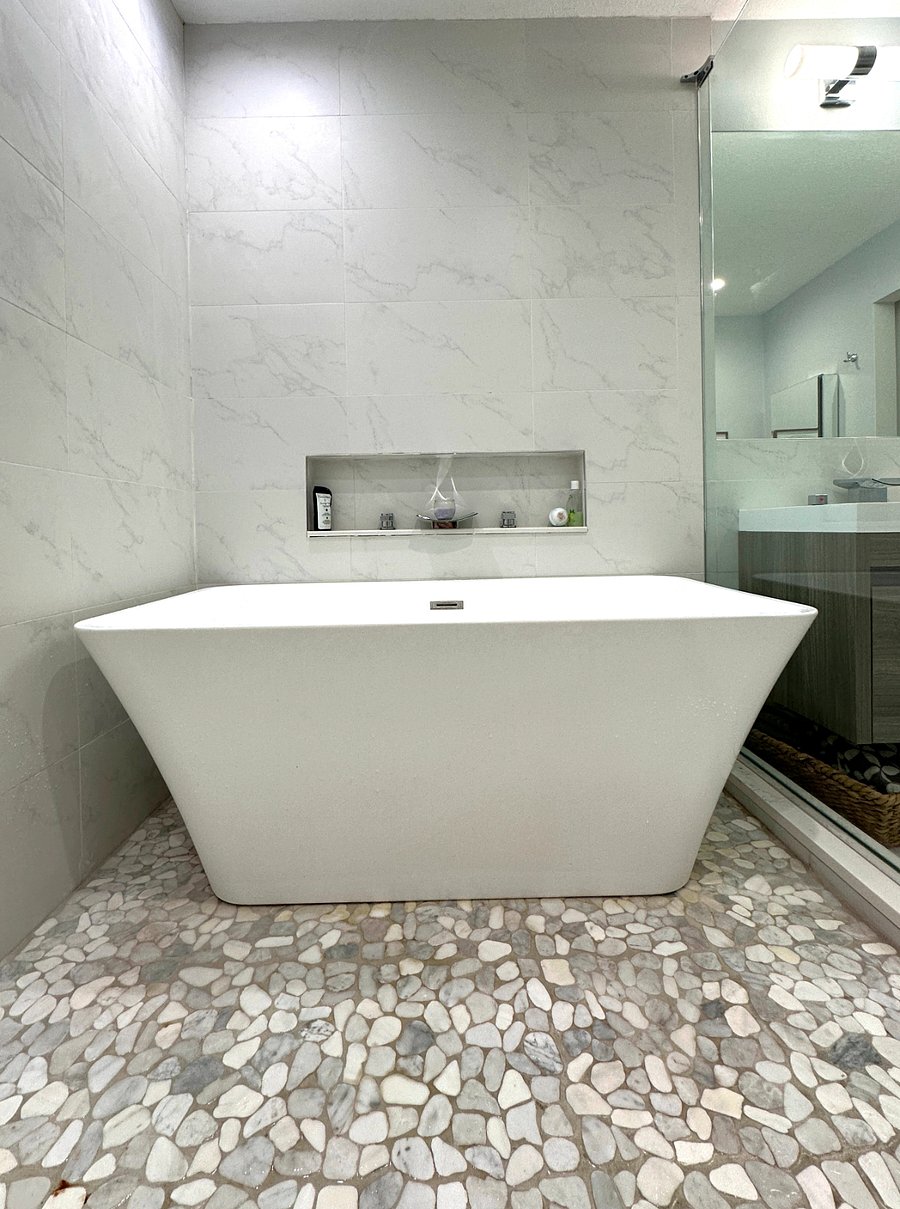 Large bathtub in wetroom
