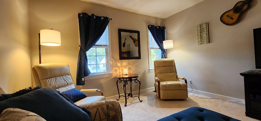 It also has 2 large front facing sunny windows.