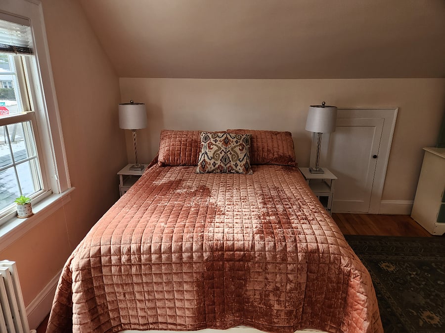 Queen bed with very comfortable matress and bedside tables with built-in plugs and USB chargers