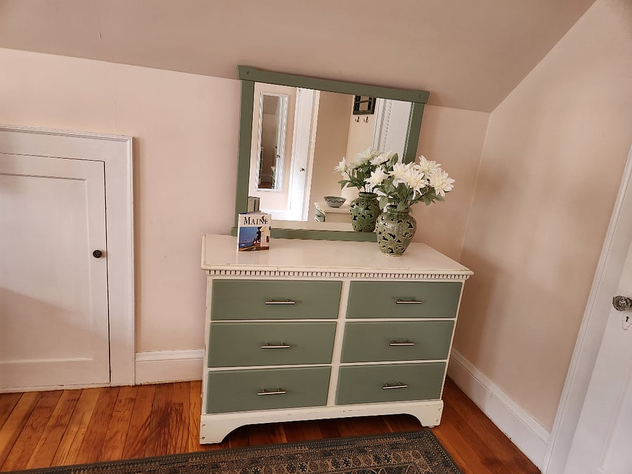Dresser fully empty with plenty of storage