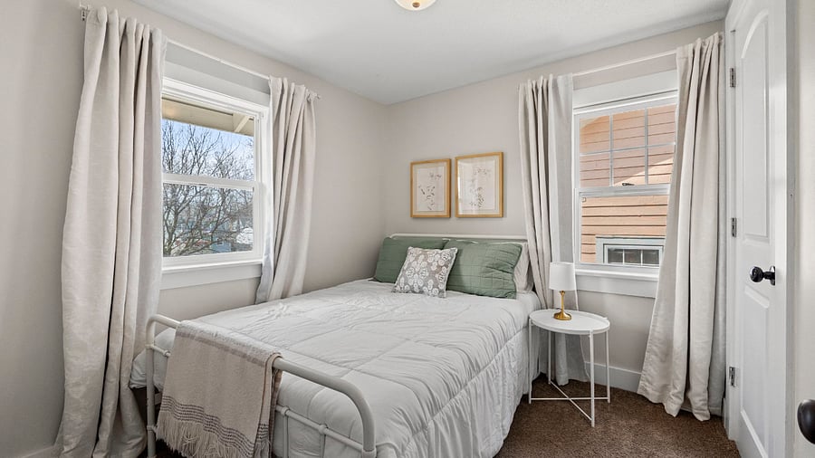 Guest room with queen bed