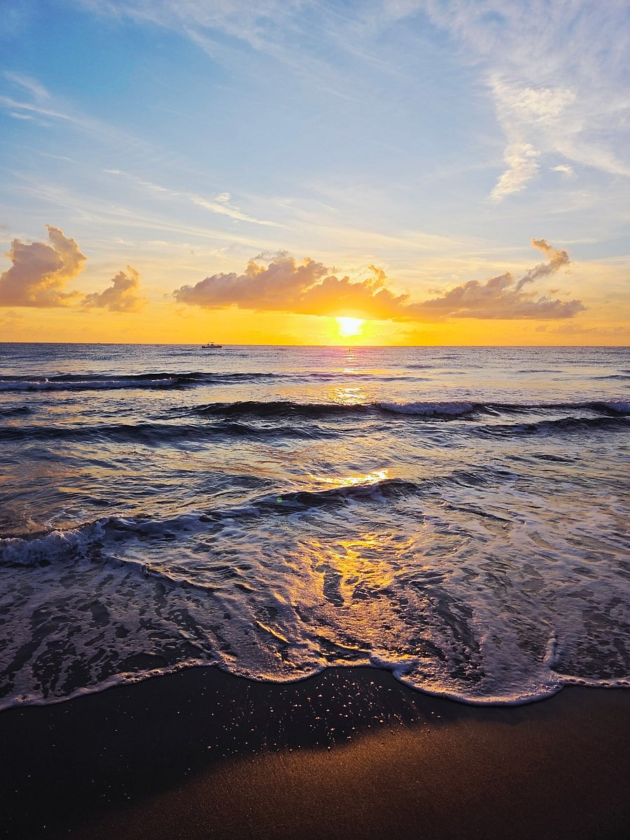 Rise and shine South Florida style  this breathtaking sunrise over the pristine shores of Deerfield Beach is just 4 miles from your Hidden Woods of Deer Creek vacation 
rental, making an early morning beach walk one of the most unforgettable ways to start your day in paradise.