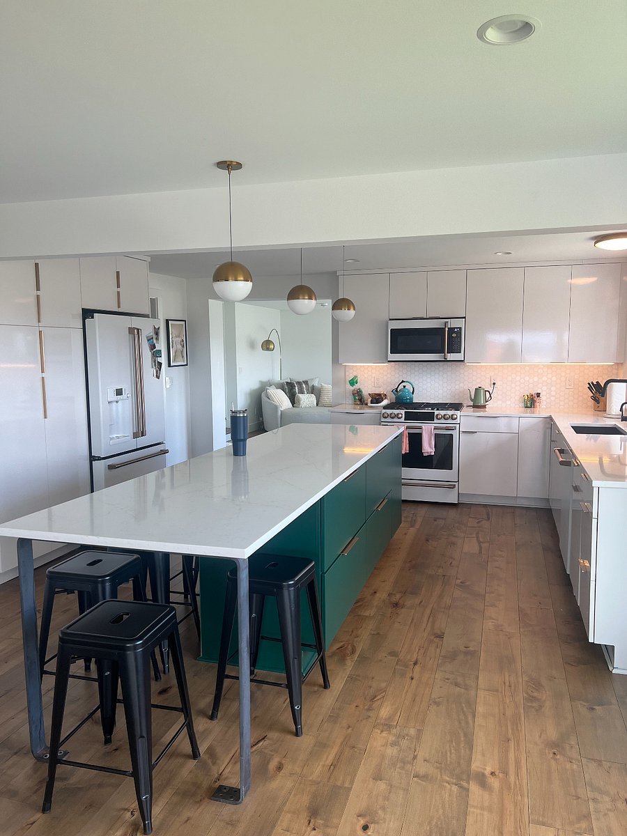 Large shared kitchen with GE Cafe appliances (great for home chefs)!
