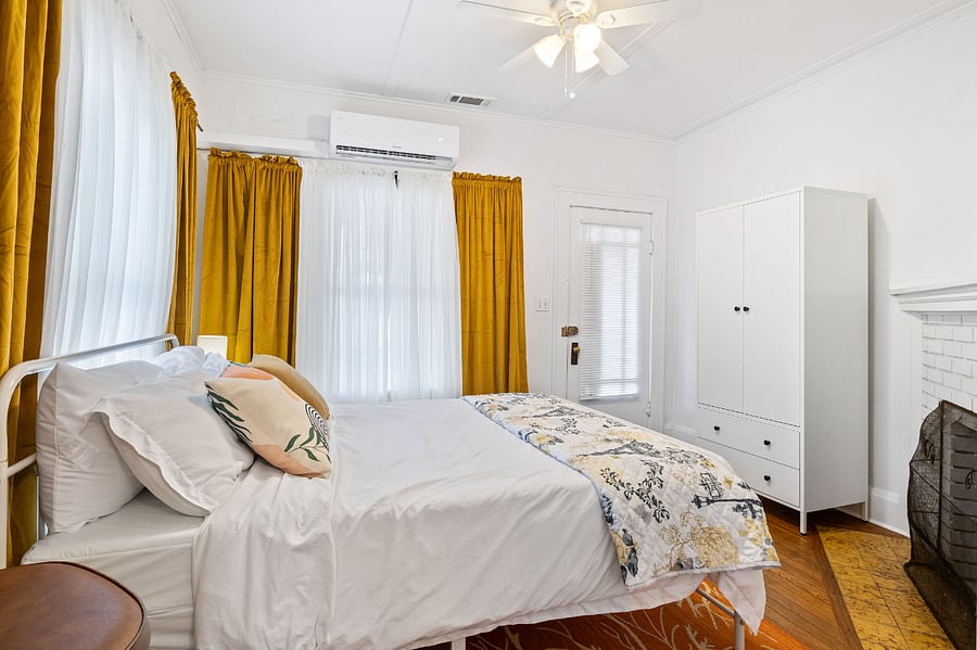 Bed room 1 queen