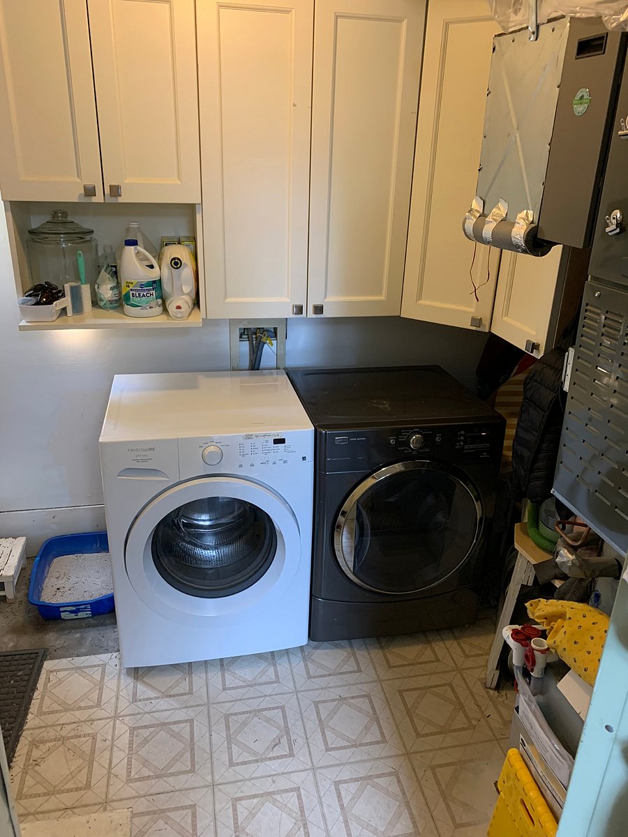 Laundry room in mudroom off kitchen