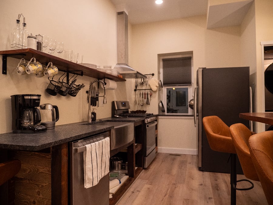 Kitchen. Sink, Oven, Stove, Vent/Light, Dishwasher, Microwave, Toaster, Refrigerator, & Freezer