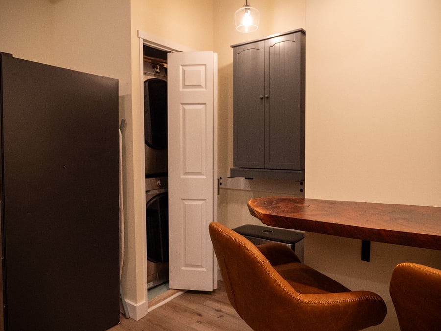 Kitchen. Breakfast Bar, Pantry, & Washer/Dryer