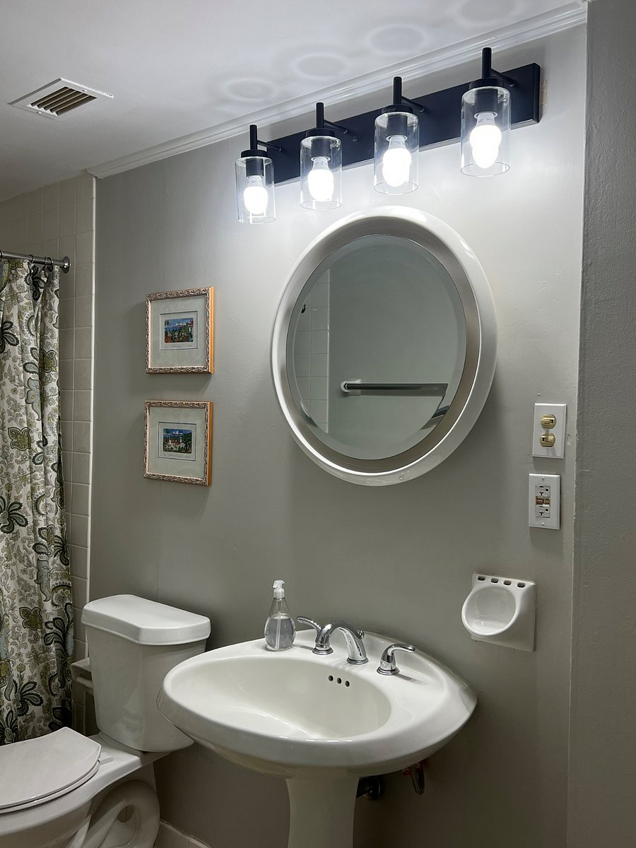 Master bath with full size tub/shower combo