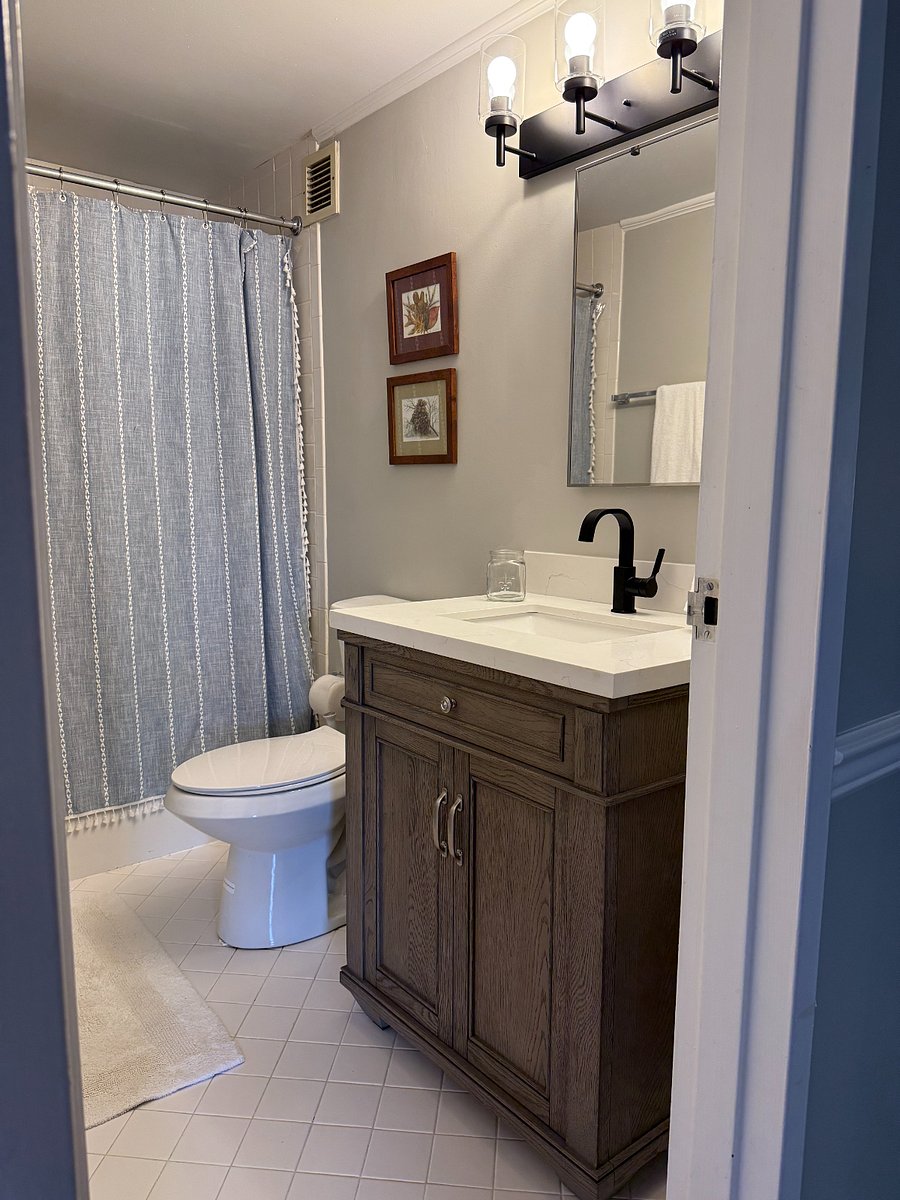 2nd Full size bath in hallway 