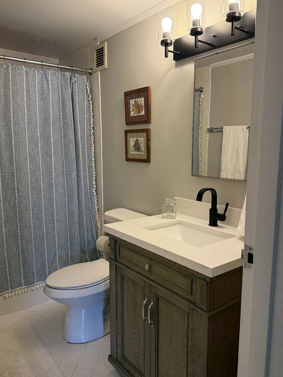 2nd Full size bath in hallway 