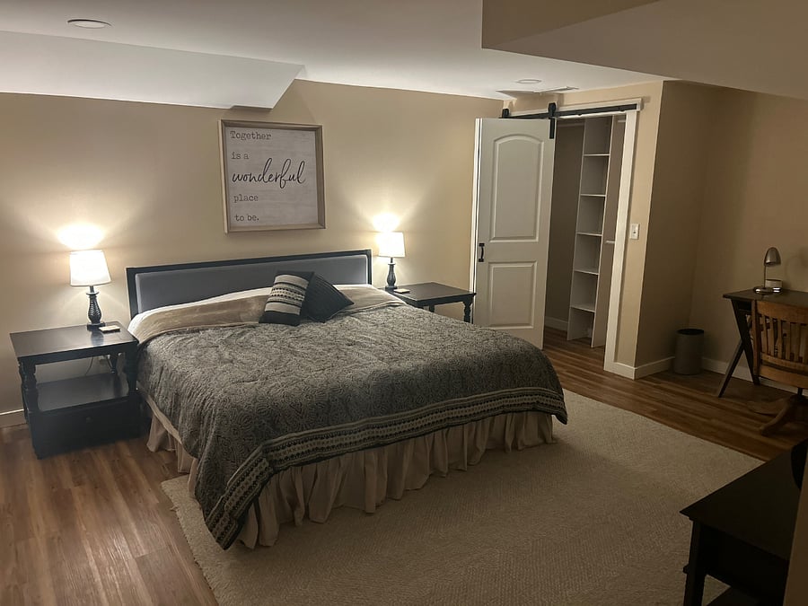 Spacious king bedroom, $1100/mo