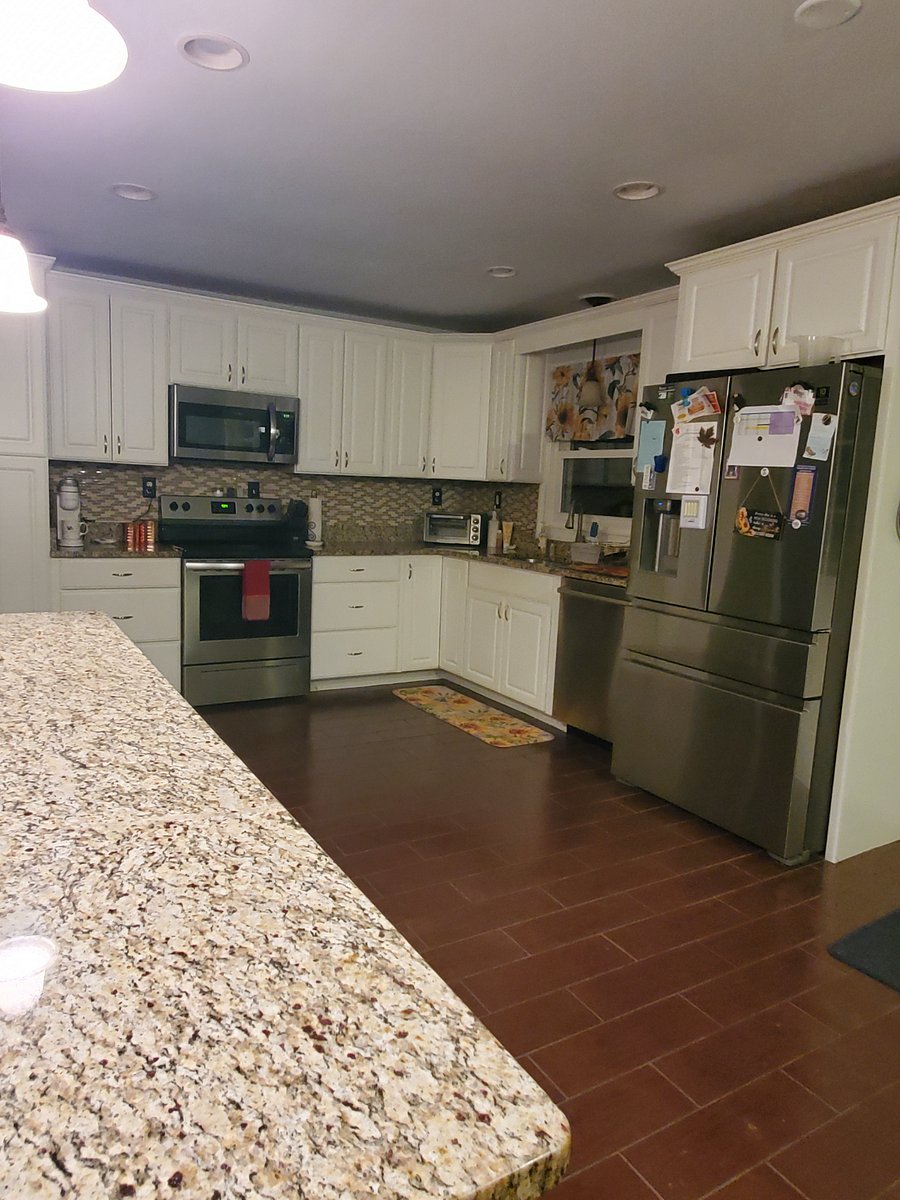 Full sized shared kitchen, compete with all dishes, bake and cook wares, utensils, etc .. cookers, microwave, dishwasher, electric oven, stove