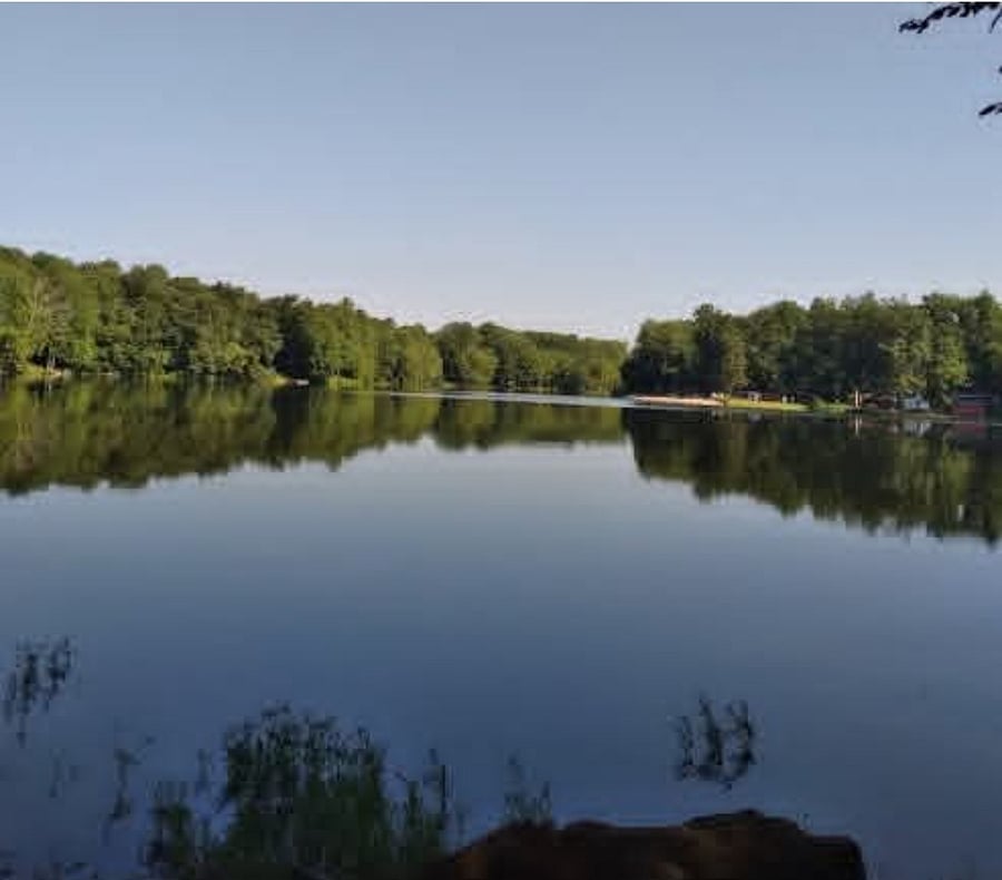 Private Neighborhood community lake.
Fishing, kayaking, paddle boats, swimming and beach area, children's area, pavilion for use or for private events, bathrooms, grills, and refrigerator avaliable.