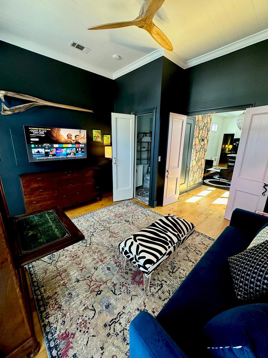 Front bedroom/ office flex space.