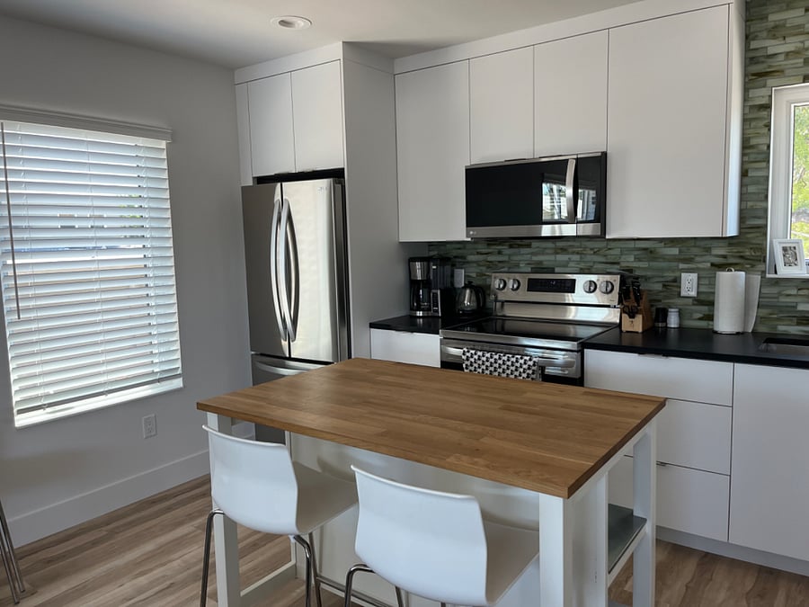 Full-size fridge, glass-top stove, microwave and dishwasher. Garbage disposal in sink.