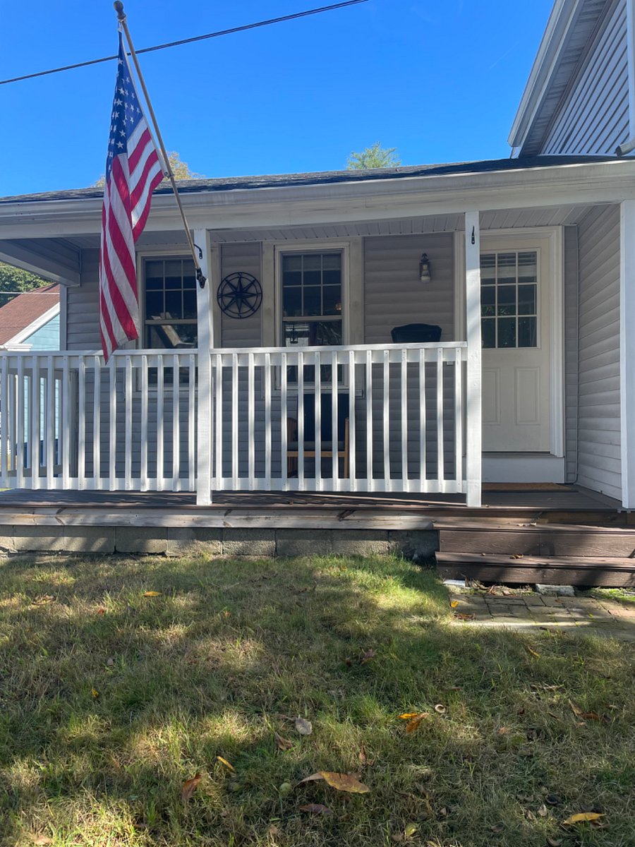 Front yard/ front entrance 