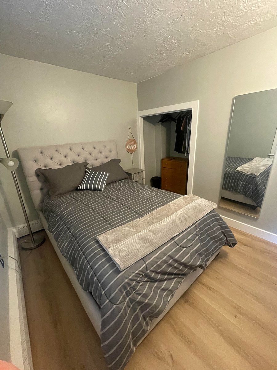 Downstairs bedroom. 