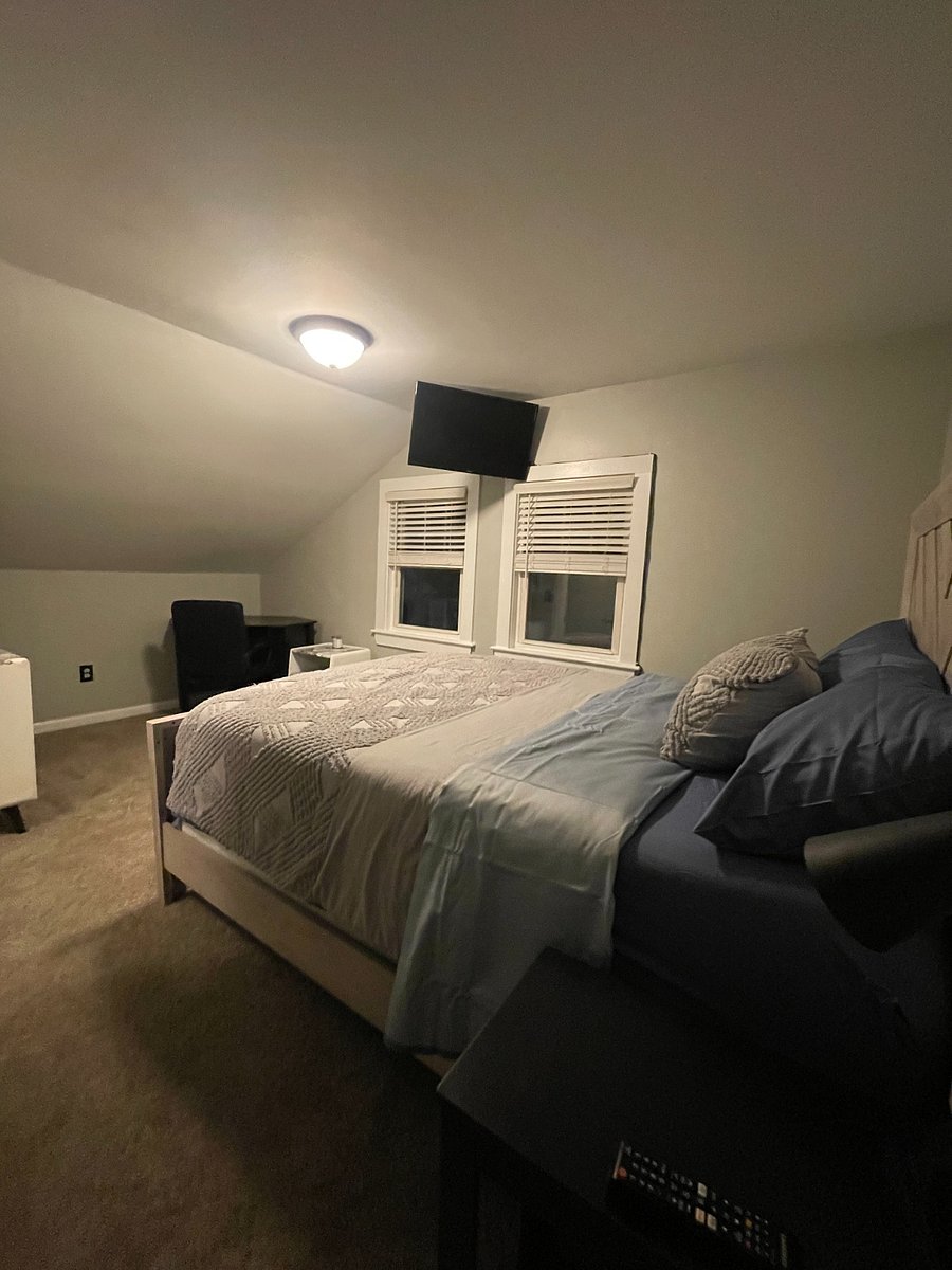 Upstairs bedroom.