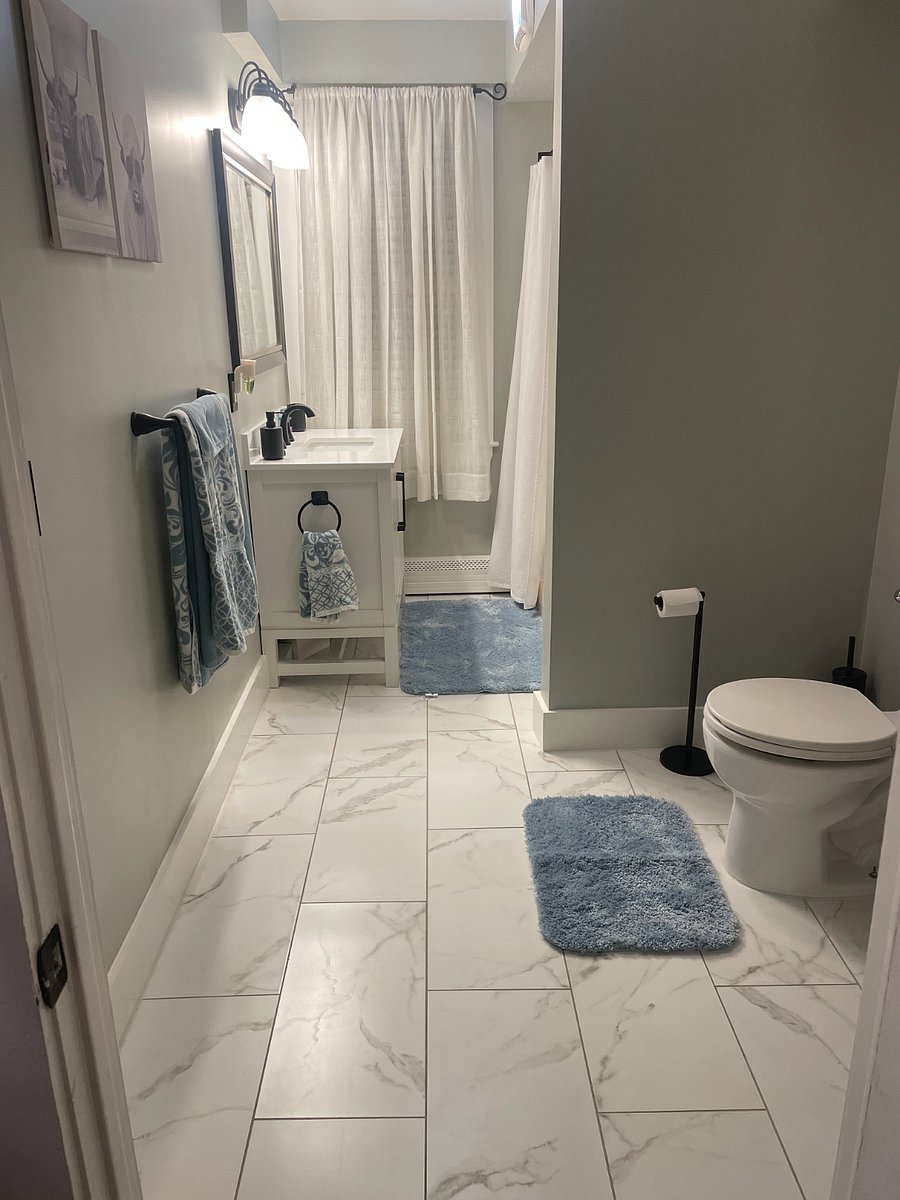 Bathroom. Shower/bath tub