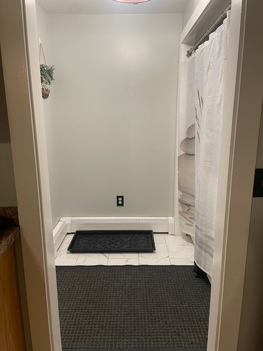 Entry way/ in unit washer and dryer
