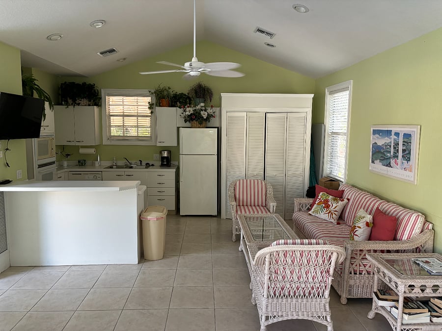 Pool house with full kitchen and grill