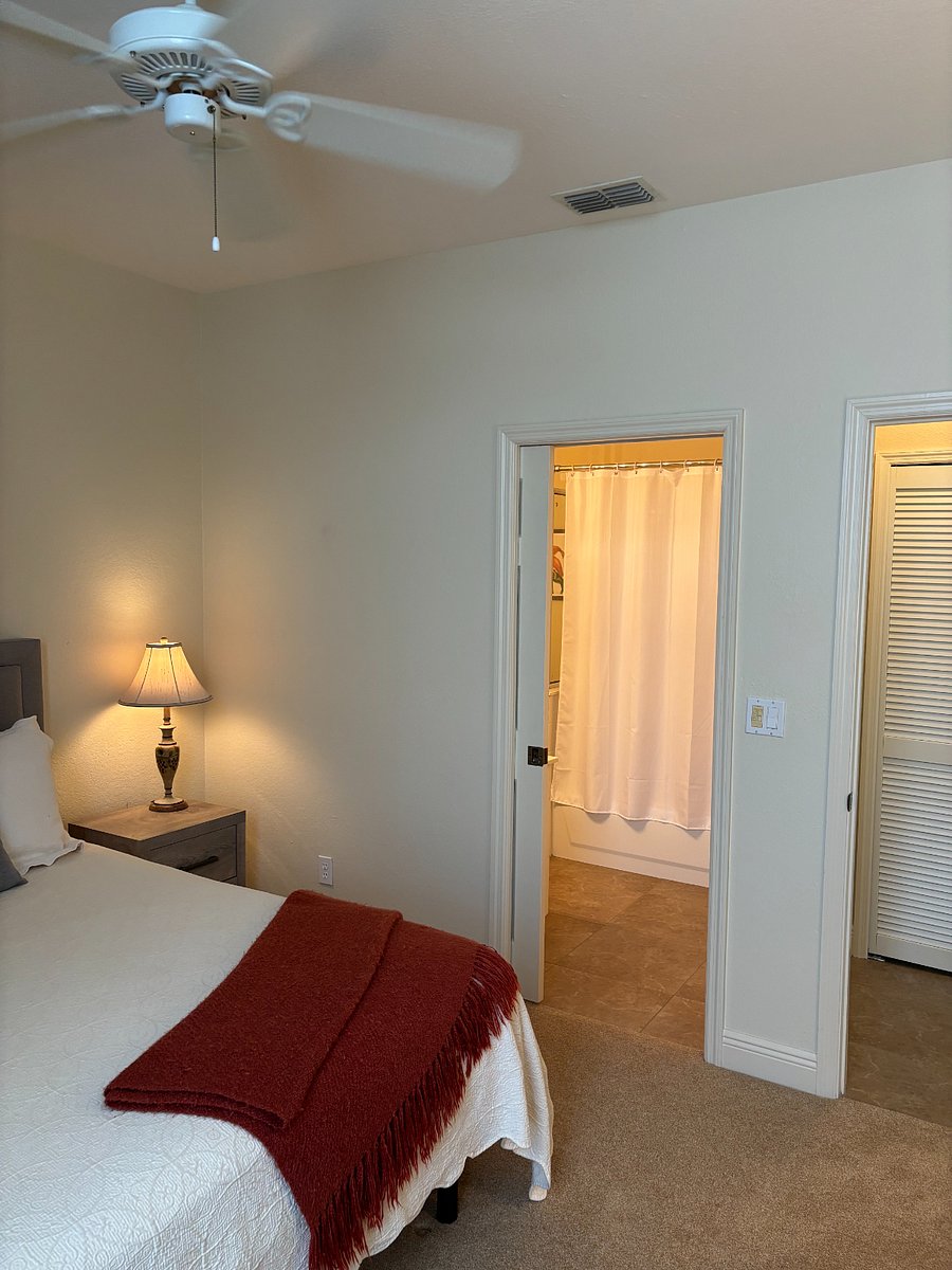Full 2nd bathroom