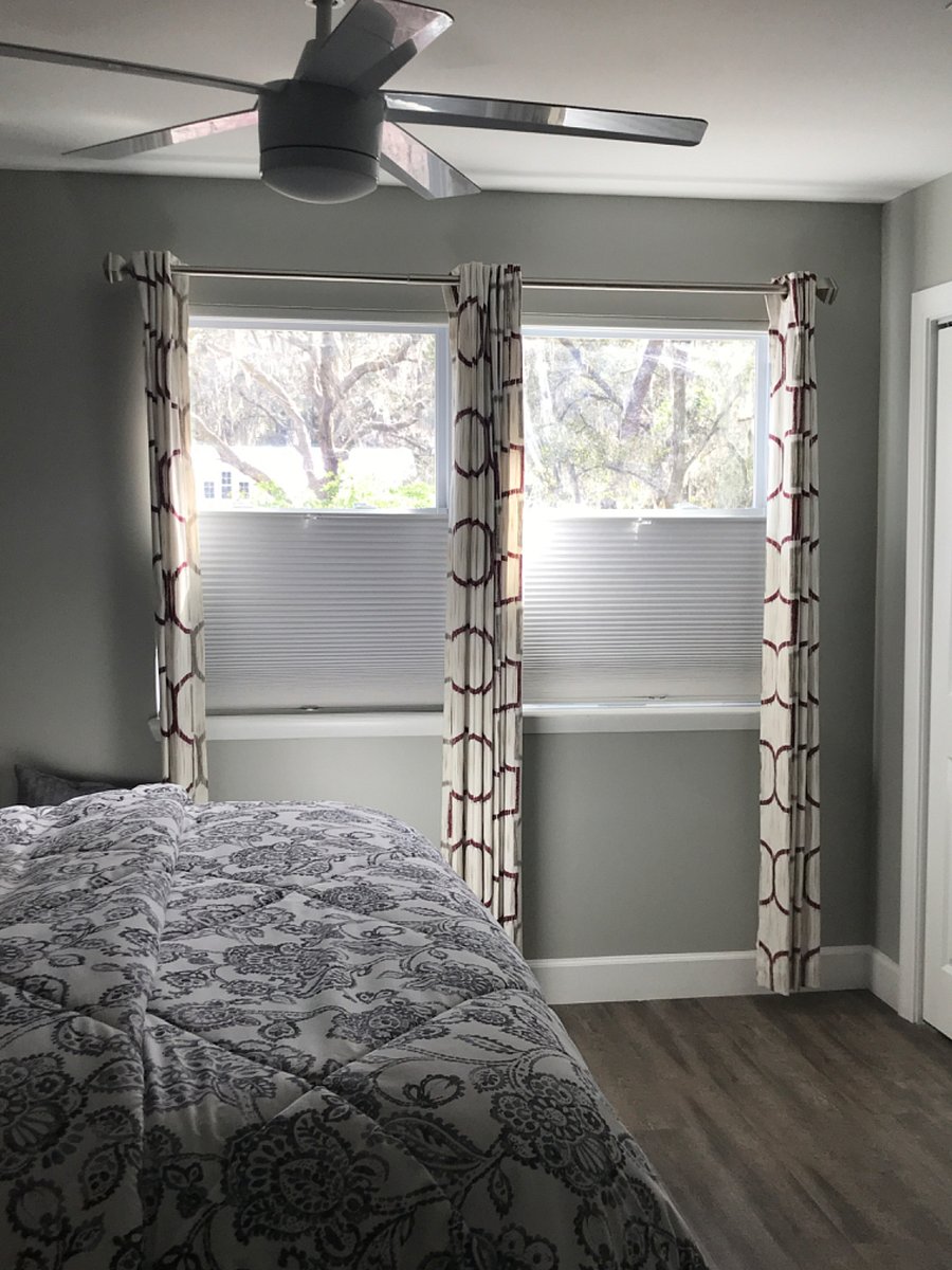 Sleeping area with queen size bed