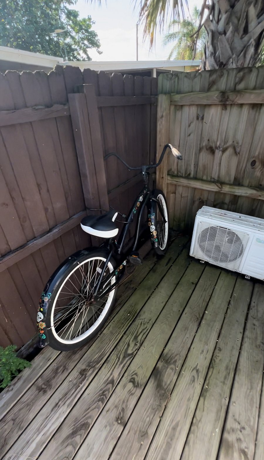 1 beach cruiser included with your stay. Ideal for the area.