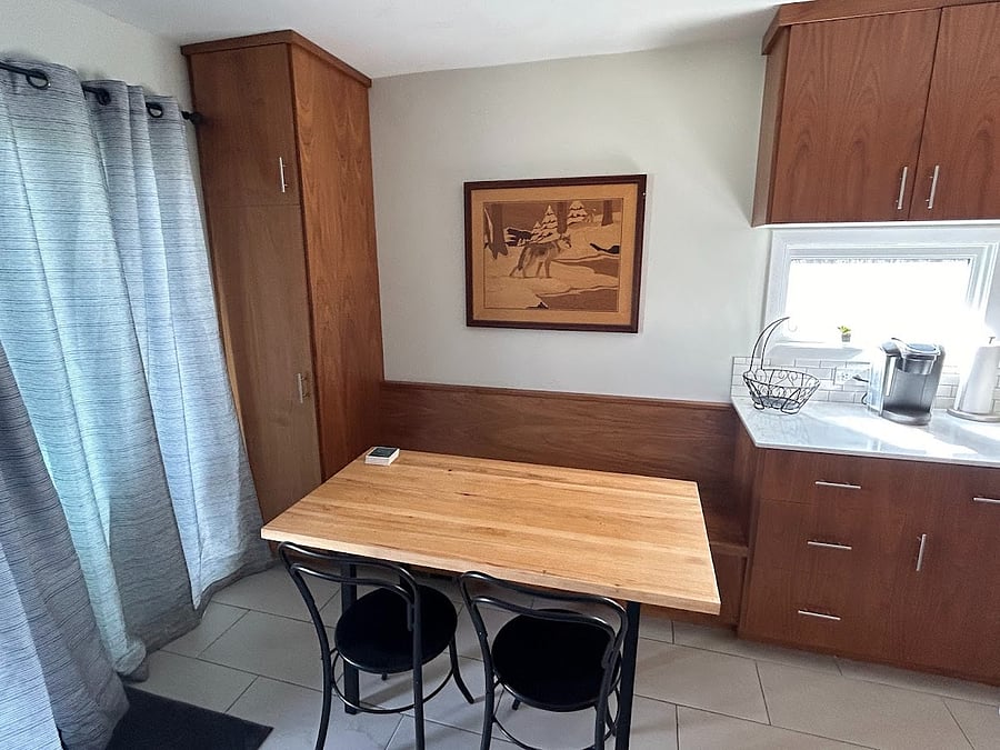 Dining table / next to kitchen