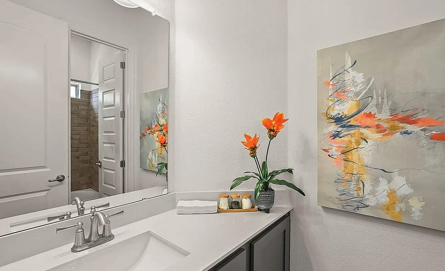Full Bath, tub/shower combo