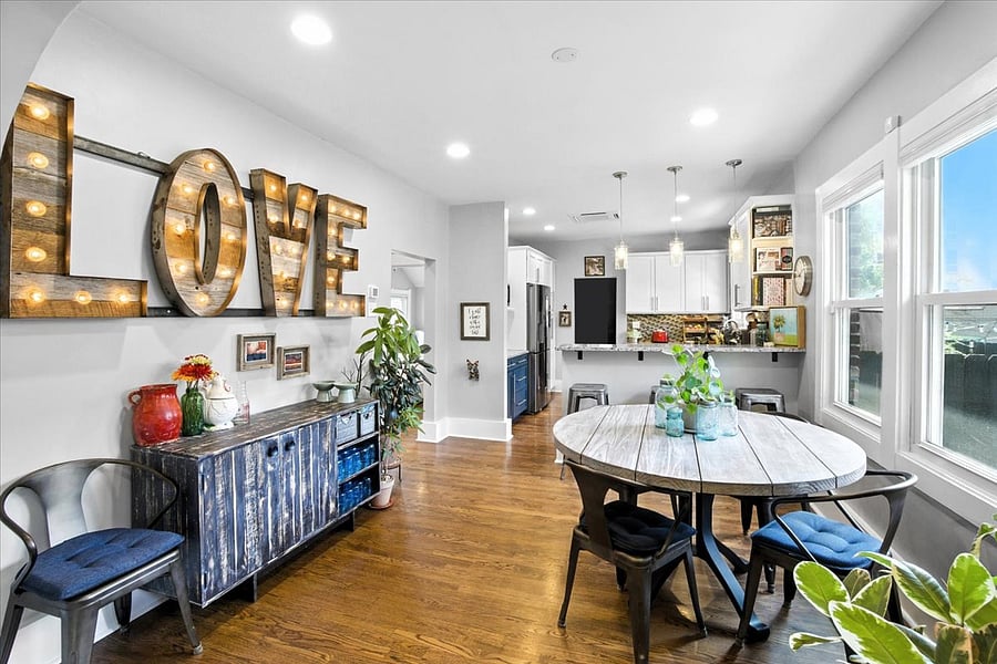 Light-filled dining room, perfect for enteraining