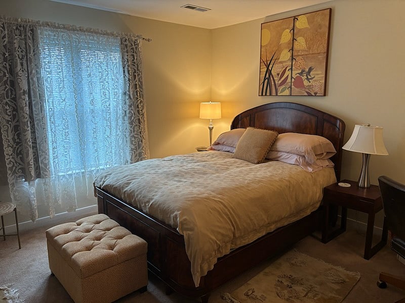 BR with queen size bed