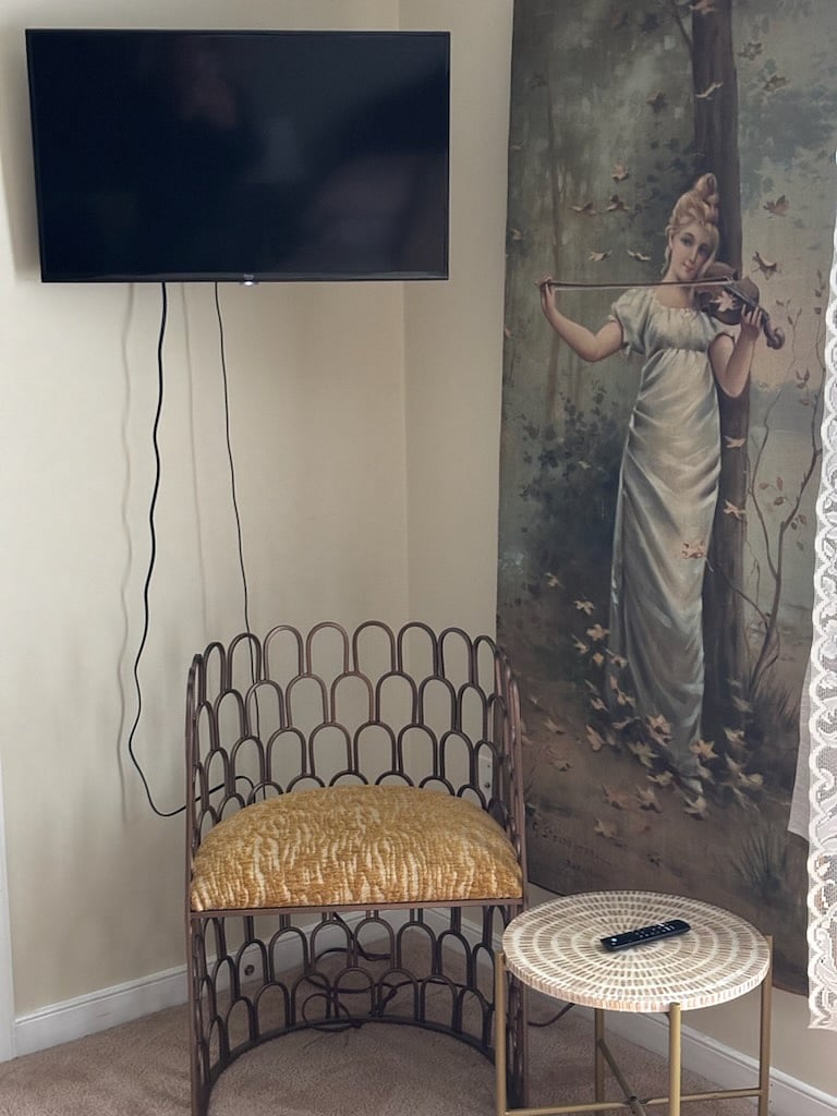 33" TV with Roku/Netflix/Hulu and local channels