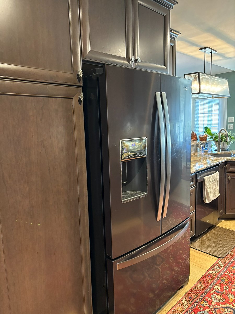 Refrigerator w/ icemaker and water dispenser