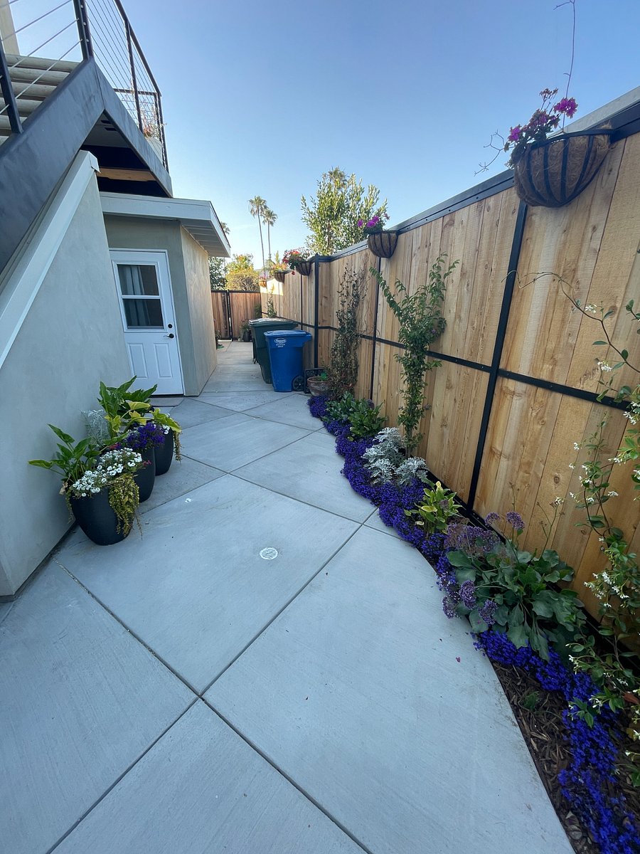 Side Yard Connecting Rear Parking to Laundry Room and Front Gate