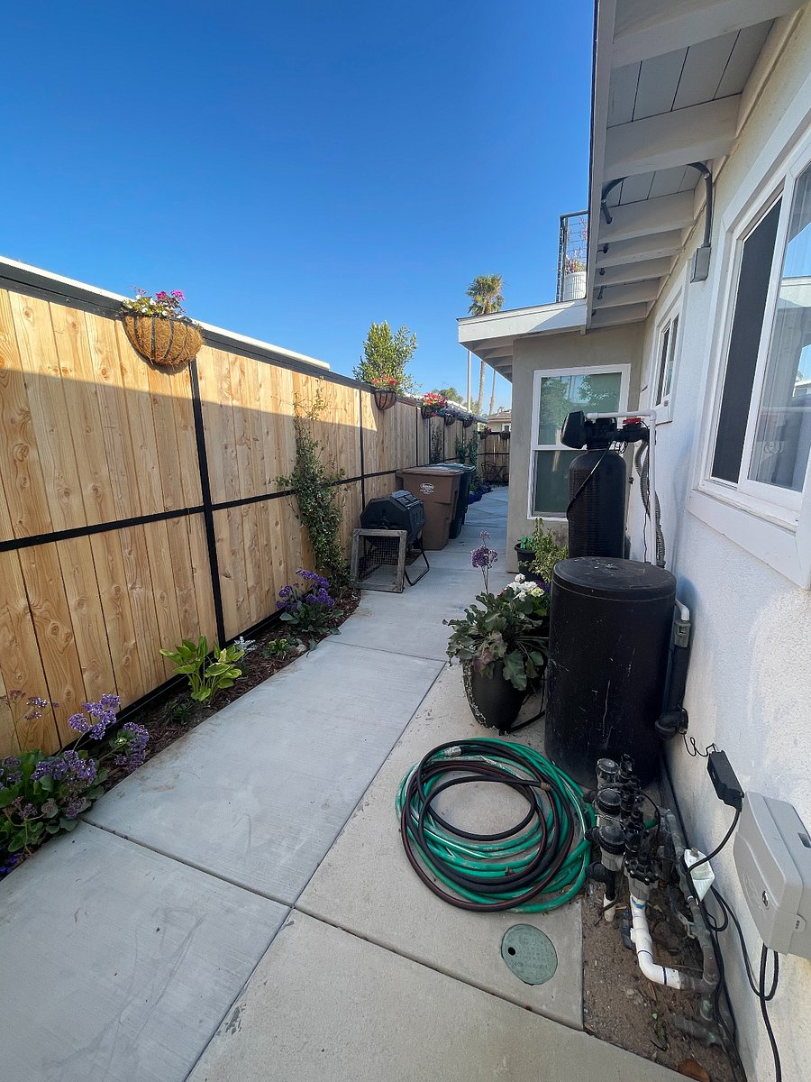 Side Yard, view from front gate, leading to Laundry Room and Rear Parking