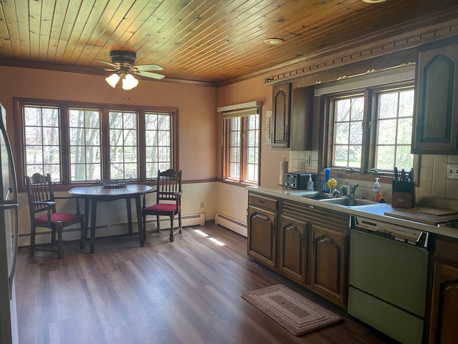 Large spacious kitchen 