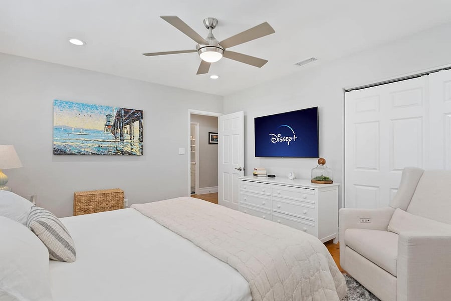 Relax in bed or enjoy your favorite shows on the Smart TV from the comfort of this bright and peaceful bedroom.