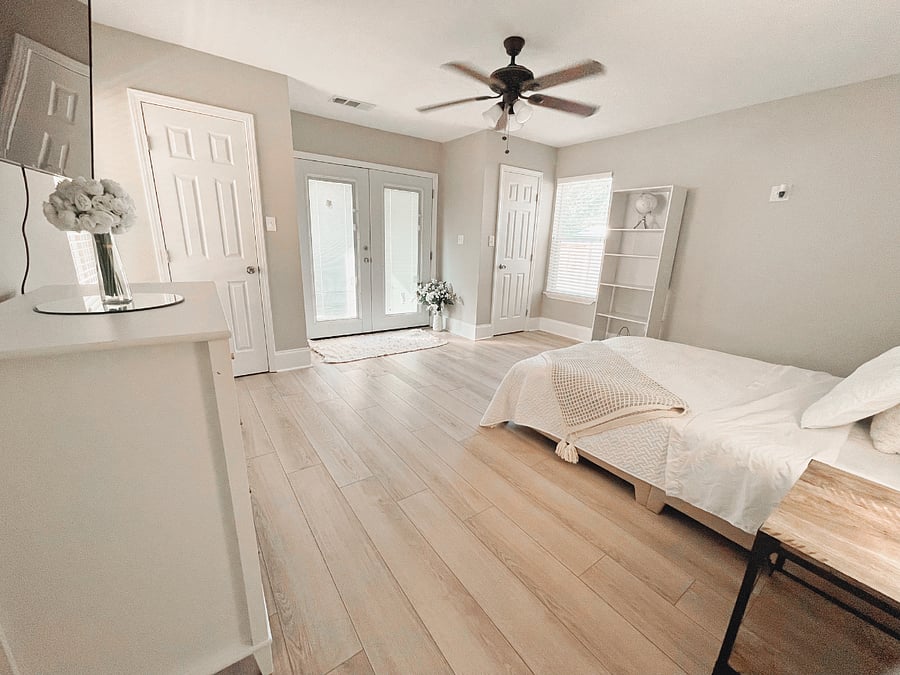 Bedroom 4. Queen size bed with smart TV with closet. Very spacious